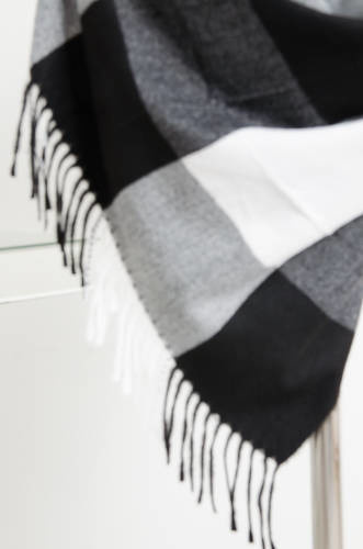 SZAL W KRATĘ Z FRĘDZLAMI- CZARNY