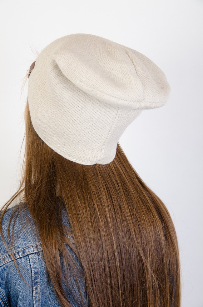 Beżowa czapka smerfetka  