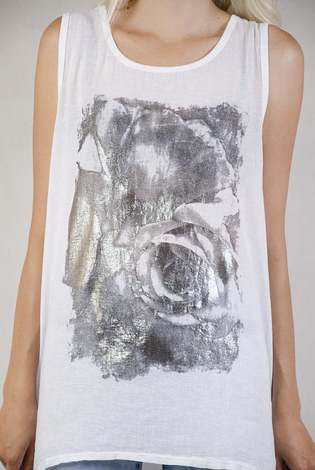 Biała bluzka z szarą różą