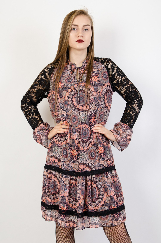 Wzorzysta sukienka z koronkowymi rękawami 