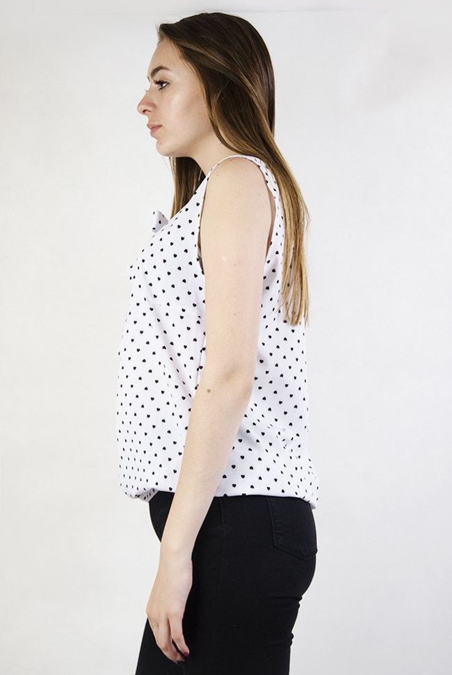 Biała, zwiewna bluzka w czarne serduszka