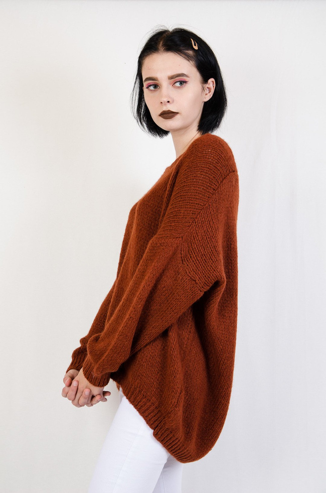 Brązowy luźny sweter w serek