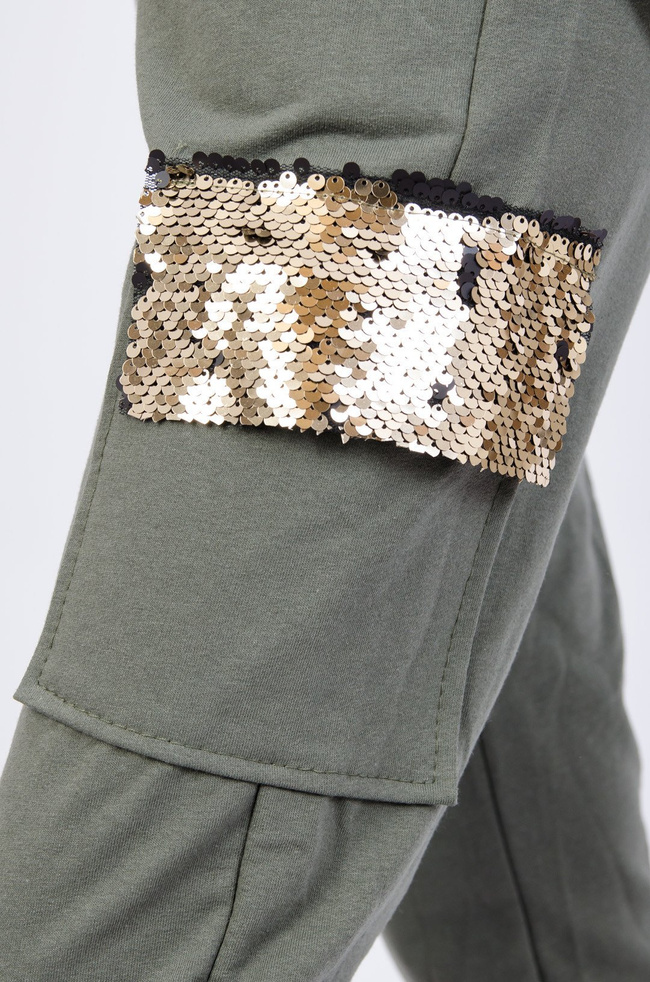 Zielone dresowe bojówki z cekinami na kieszeniach