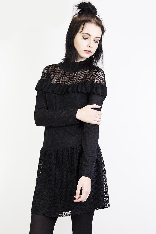 Czarna sukienka z falbanką przy dekolcie oraz ażurowymi wstawkami