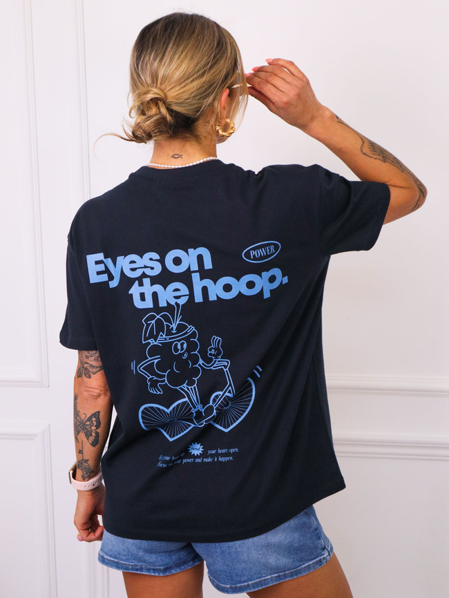 T-SHIRT Z NIEBIESKIM NAPISEM I APLIKACJĄ NA PLECACH- GRANATOWY