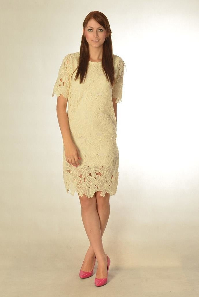 Beżowa koronkowa sukienka na krótki rękaw 