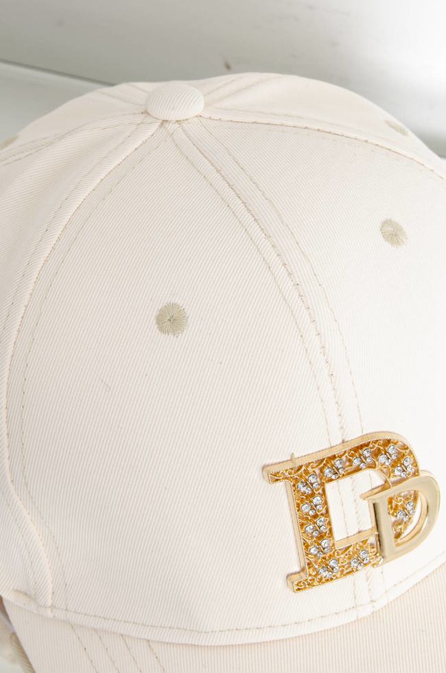 CZAPKA Z DASZKIEM Z OZDOBNYM ZNACZKIEM - BEŻOWA