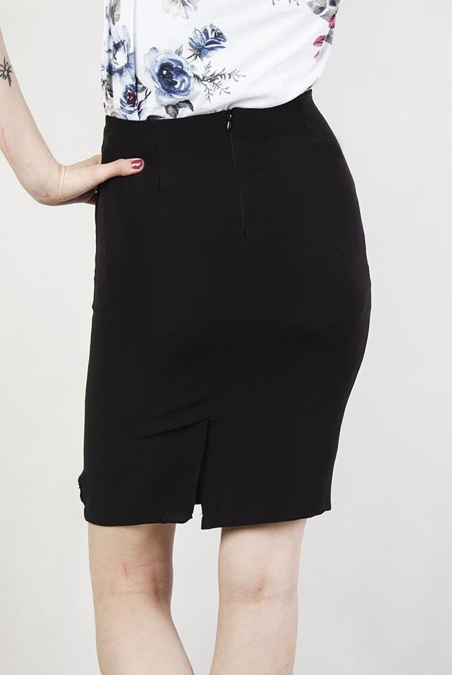 Czarna, przylegająca spódniczka zapinana na zamek