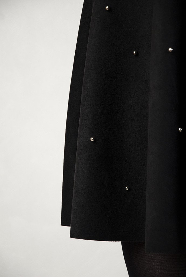 Czarna rozkloszowana zamszowa sukienka z perełkami