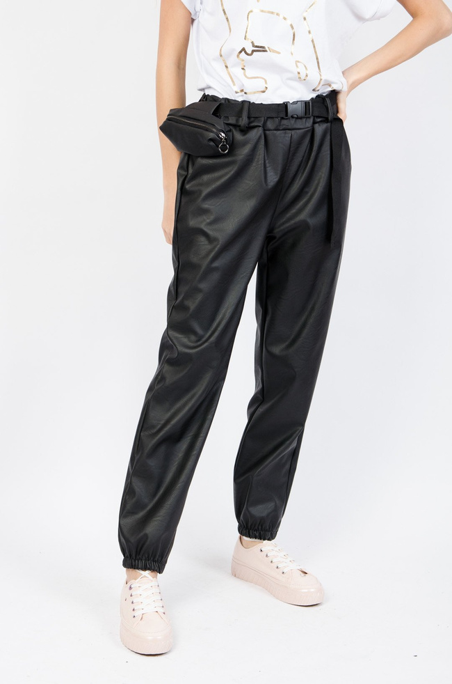 JOGGERY Z IMITACJI SKÓRY Z NERKĄ