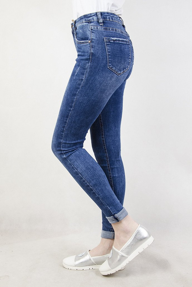 Spodnie jeansowe z przetarciami oraz wywijaną nogawką