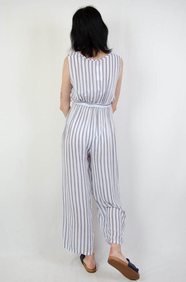 KOMBINEZON W BIAŁO GRANATOWE PASY Z ROZRZEDZANYMI NOGAWKAMI