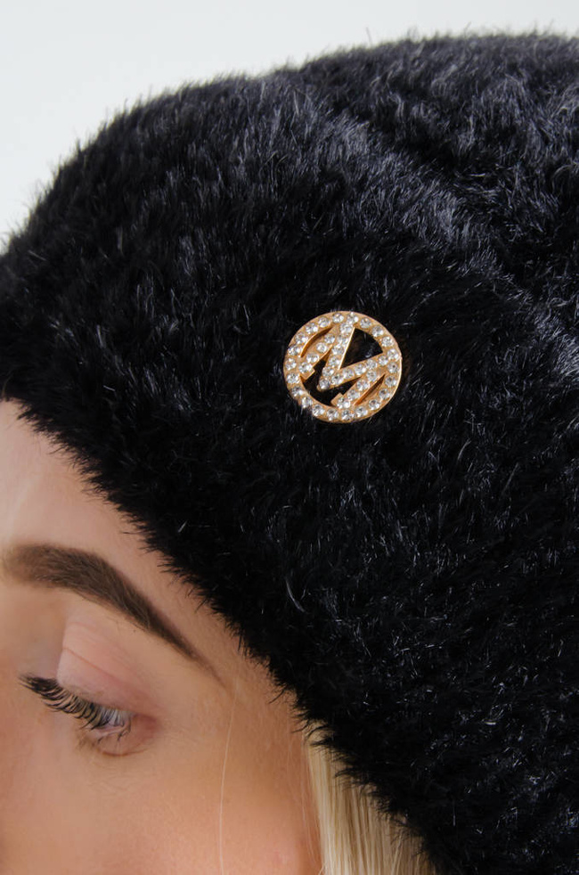 FUTRZANA CZAPKA Z POMPONEM- CZARNA