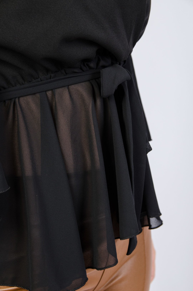 Czarna bluzka hiszpanka z odkrytymi ramionami