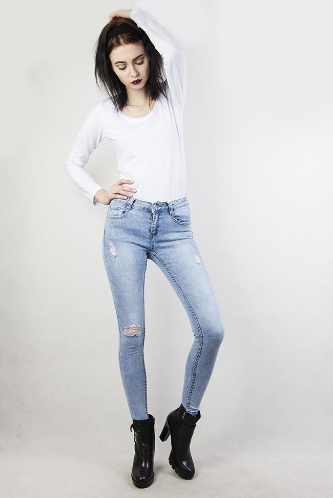 Jasne spodnie jeansowe, przylegające, z przetarciami