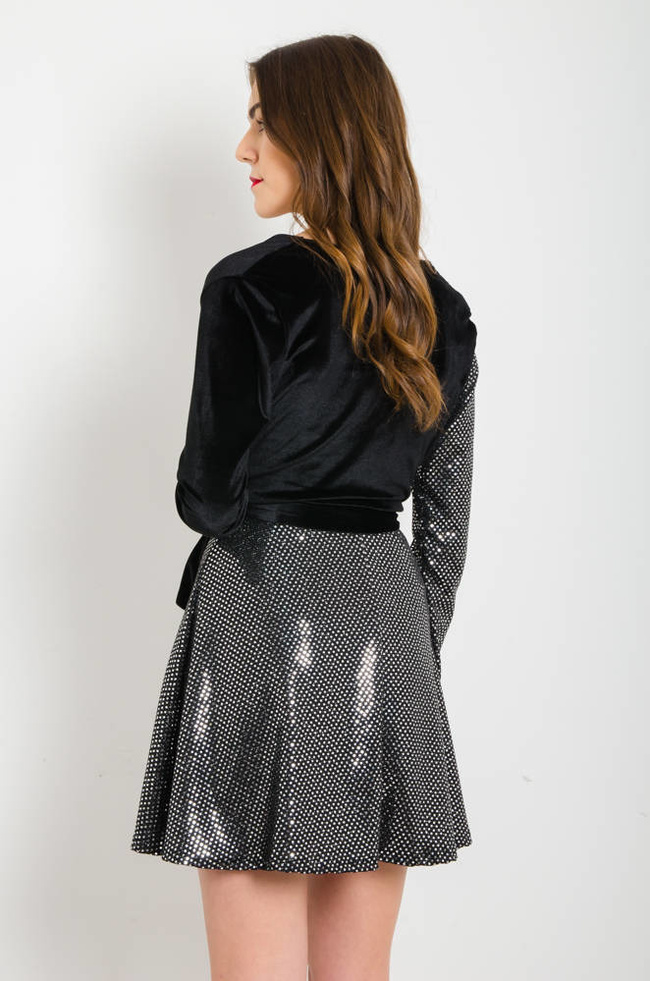 CZARNA WELUROWA SUKIENKA Z CEKINAMI WIĄZANA W PASIE- DEKOLT W SZPIC