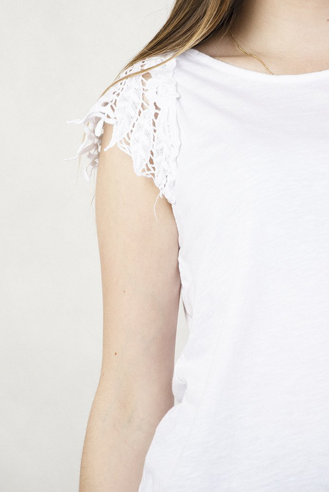 Biała bluzka z ażurowymi zdobieniami