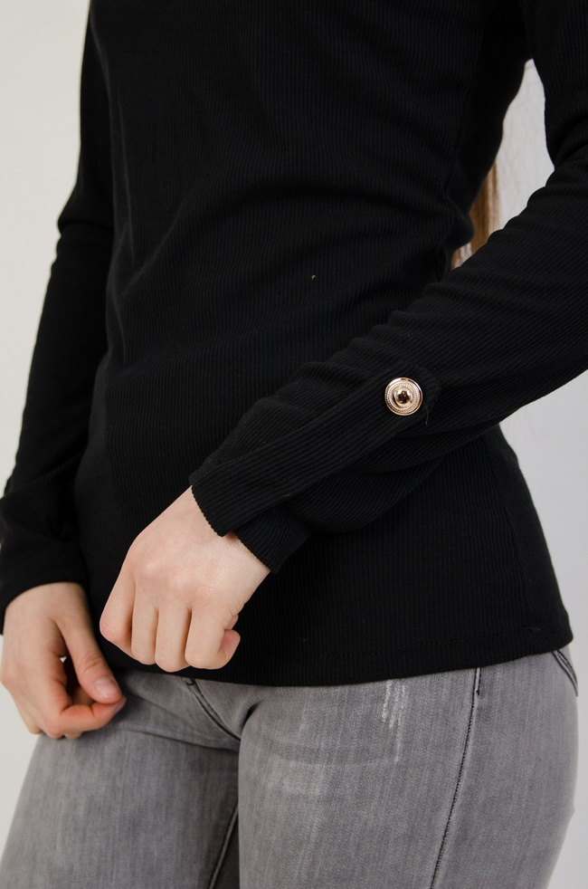 Czarna prążkowana bluzka z guzikami przy dekolcie