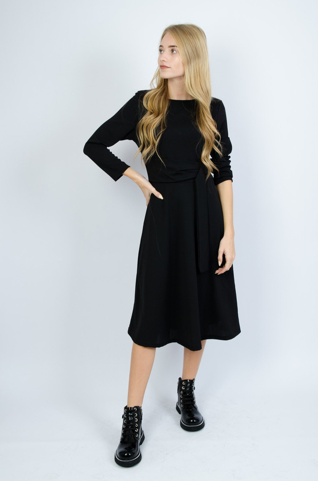 Czarna rozkloszowana sukienka przekładana w pasie 
