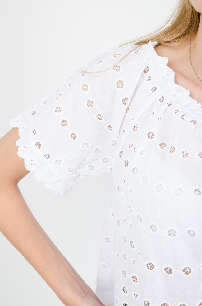 Krótka bluzka w ażurowe kółeczka