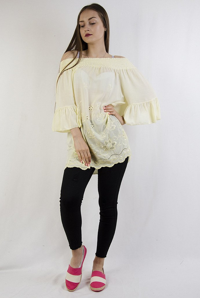 Żółta bluzka z  szerokim ściągaczem w dekolcie