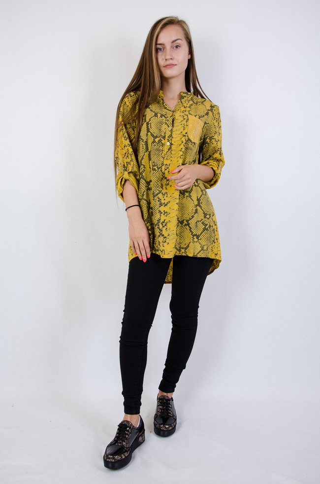 Żółta bluzka koszulowa w wężowy wzór z ozdobną kieszonką