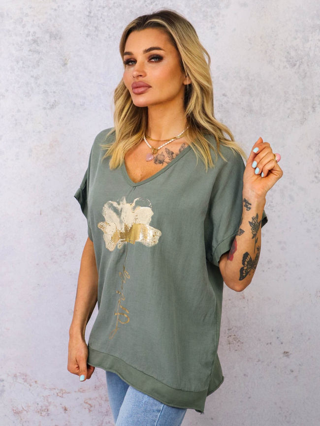 T-SHIRT ZE ZŁOTYM KWIATEM I DEKOLTEM W SZPIC- ZIELONY