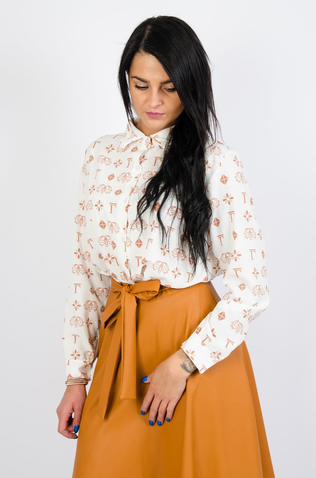 Biała koszula w brązowe wzorki