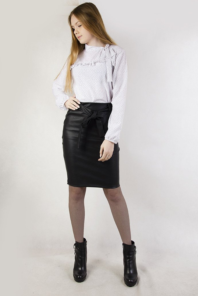 Czarna ołówkowa spódnica z kieszeniami oraz paskiem