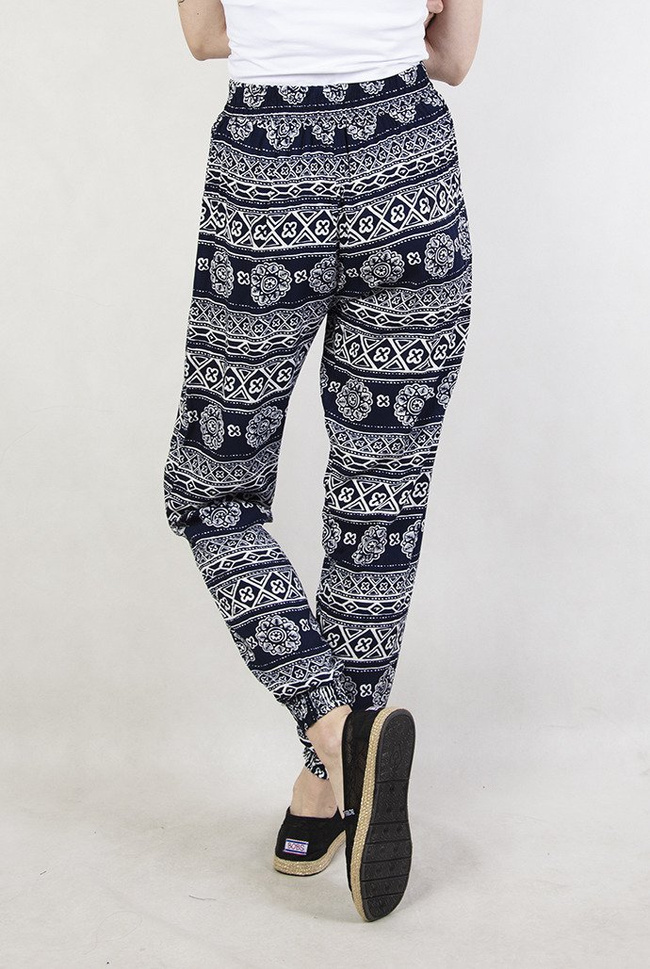 Granatowe spodnie alladynki w kwiaty i trójkąty