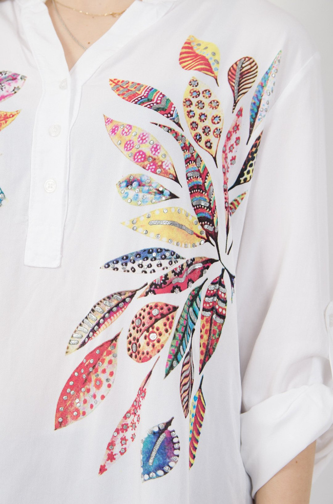 Biała bluzka koszulowa zapinana na guziki