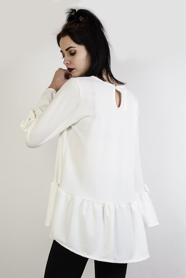 Biała bluzka z falbanami i kokardą przy rękawach
