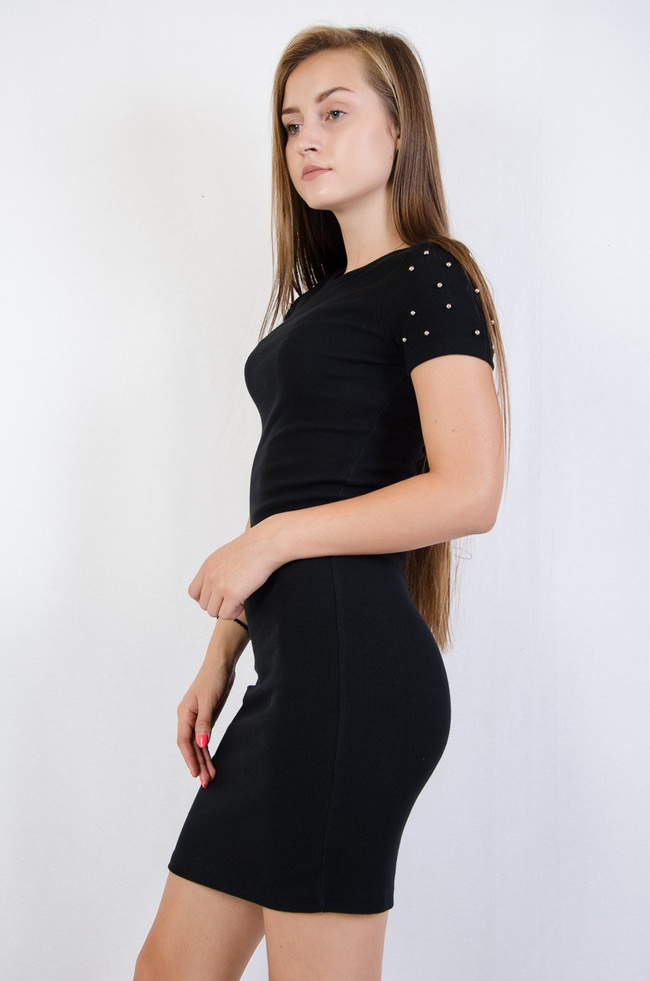 Czarna dopasowana sukienka z perełkami na rękawach