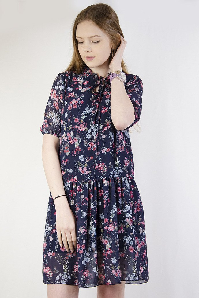 Zwiewna granatowa sukienka w kwiaty z wiązaniem przy szyi