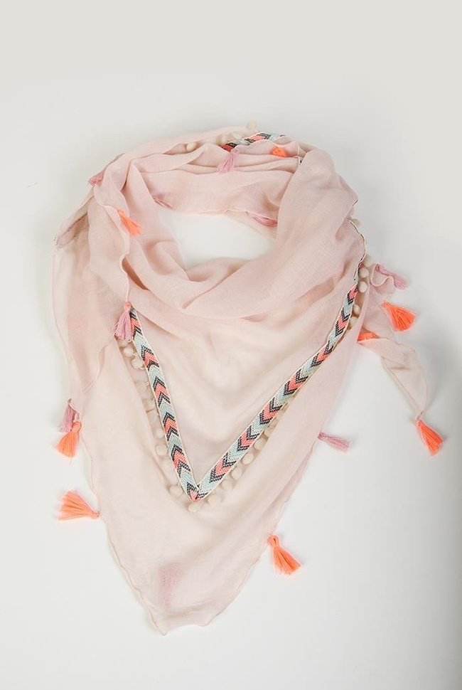 Jasnoróżowa chusta z frędzelkami i kuleczkami