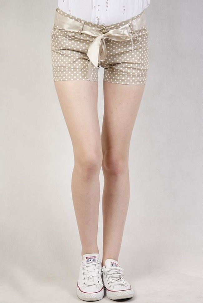 Beżowe szorty w groszki z uroczą wstążką