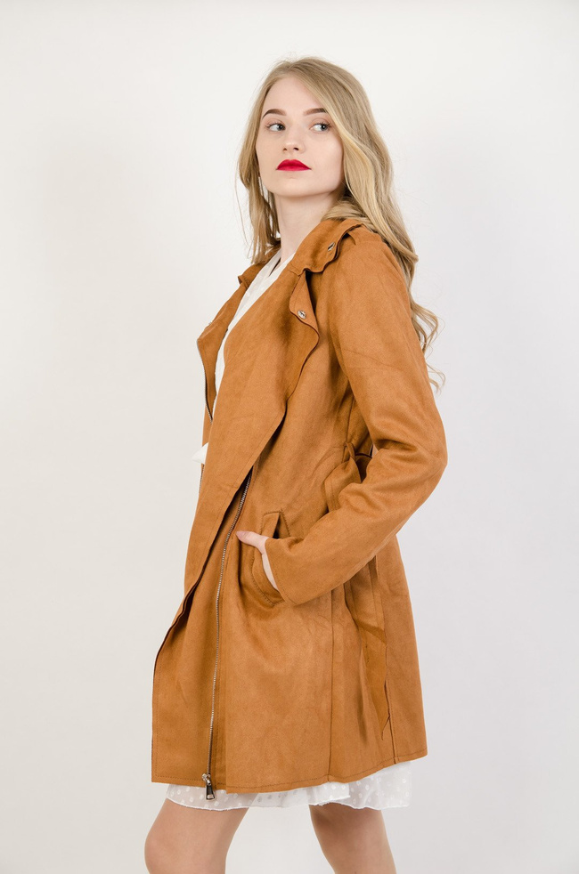 Brązowy zamszowy płaszcz z paskiem