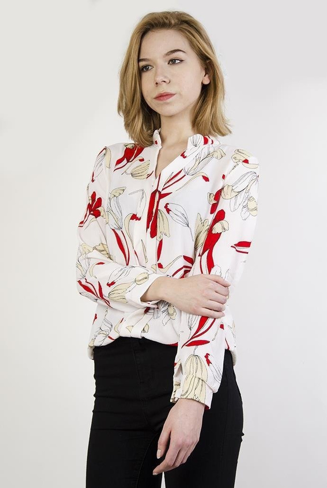 Biała koszula w kwiatowy motyw, z czerwonymi akcentami