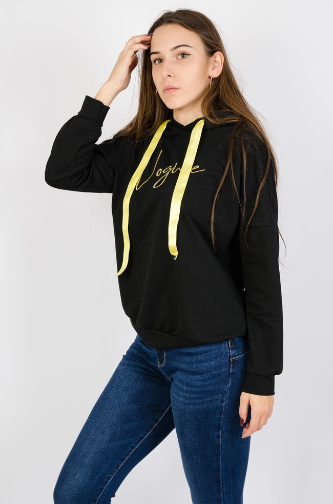 Czarna bluza z kapturem z napisem " vogue"
