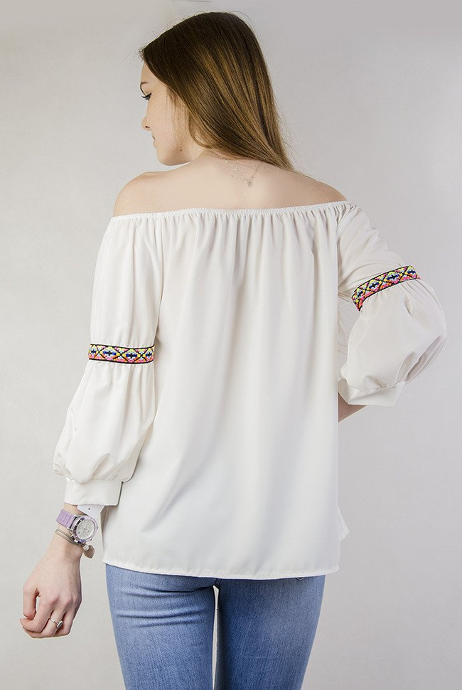 Biała bluzka hiszpanka z pomponami 
