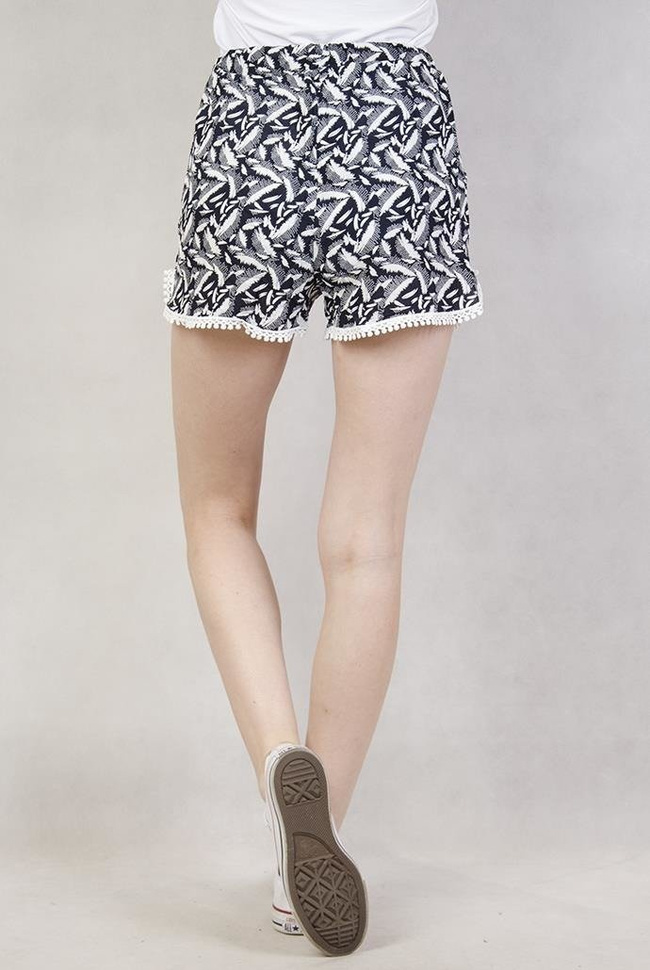 Wzorzyste spodenki wykończone koronką granatowe