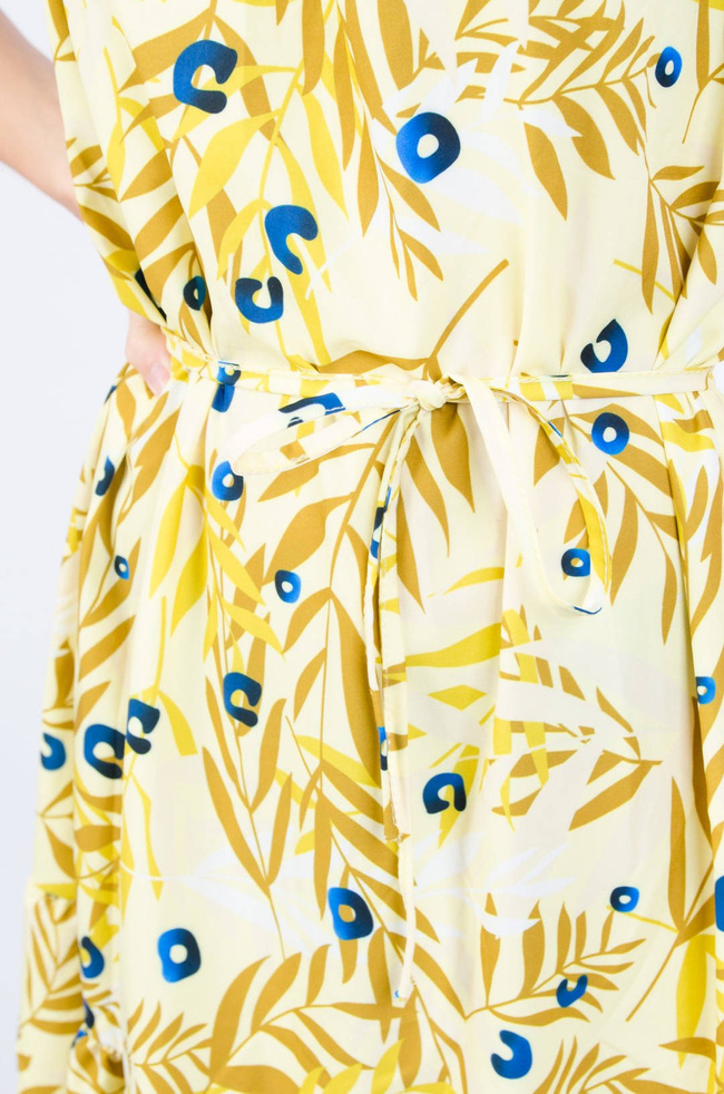 WZORZYSTA SUKIENKA WIĄZANA W PASIE - ŻÓŁTA