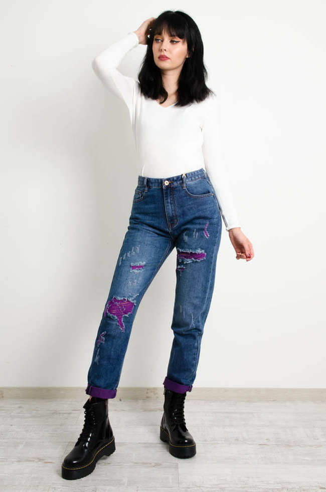SPODNIE JENSOWE MOM FIT Z FIOLETOWYMI PRZETARCIAMI