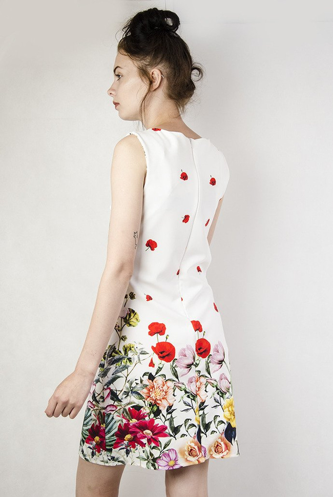 Biała sukienka o prostym kroju, w kwiaty