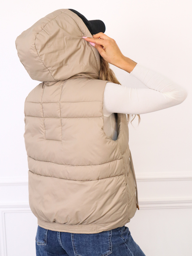 KAMIZELKA Z OZDOBNYMI NASZYWKAMI- BEŻOWA