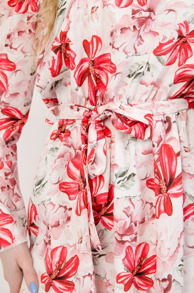 Biała sukienka w czerwone kwiaty z odkrytymi ramionami