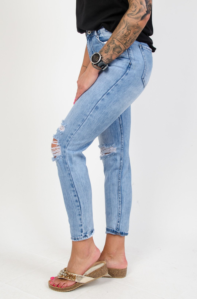 Jeansowe boyfriendy z dziurami i drobnym napisem pod kieszenią