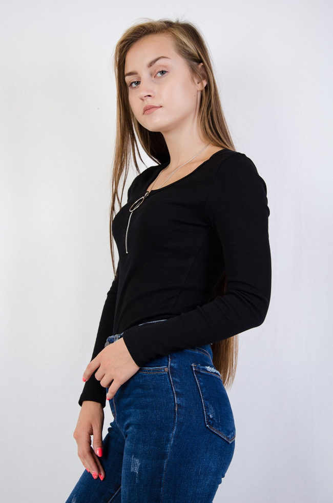 Czarne body z zamkiem w dekolcie