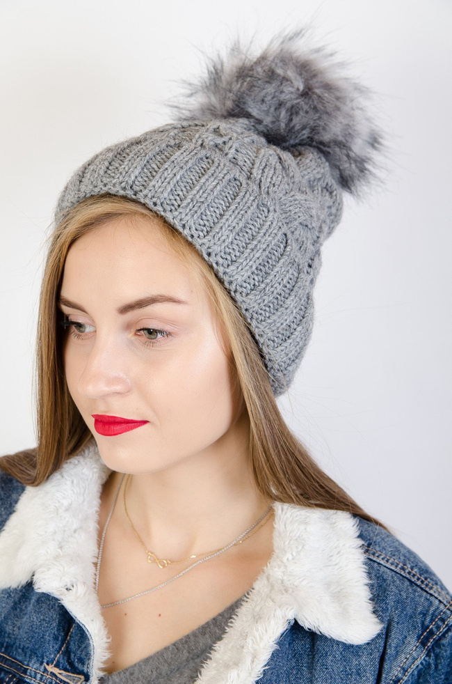 Jasno szara grubo pleciona czapka z pomponem 
