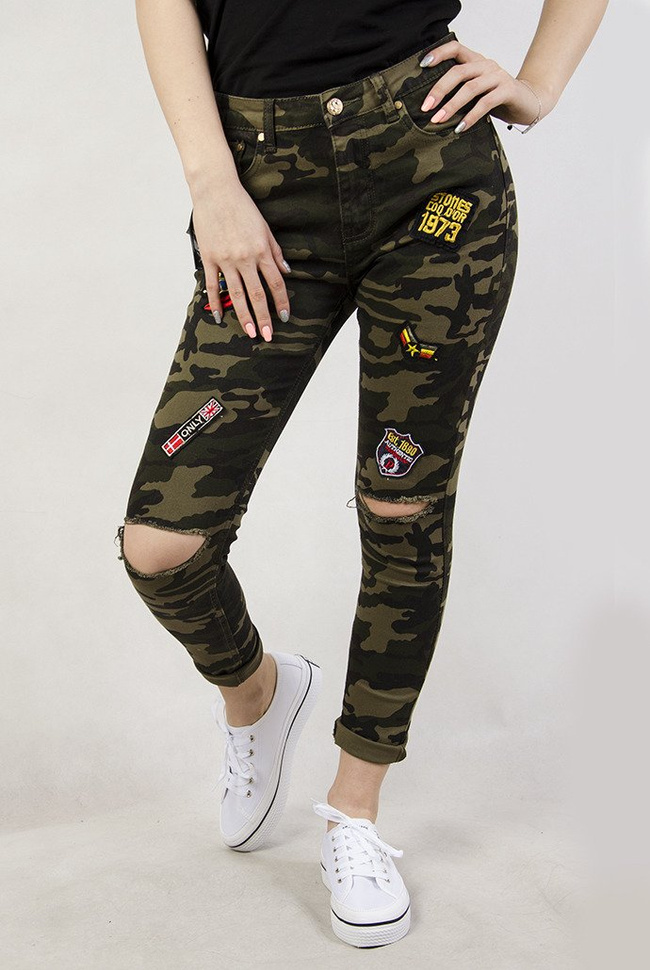 Spodnie moro z naszywkami